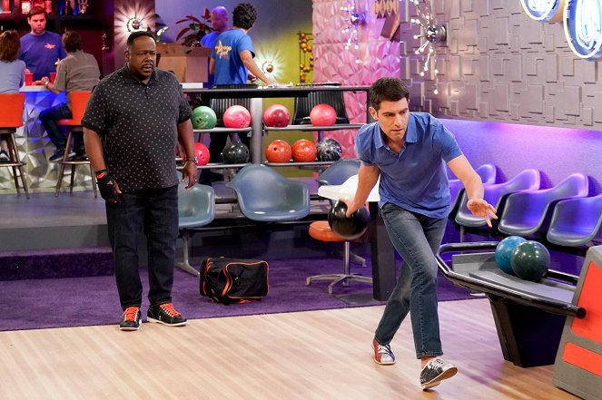 Sousedství - Welcome to Bowling - Z filmu - Cedric the Entertainer, Max Greenfield