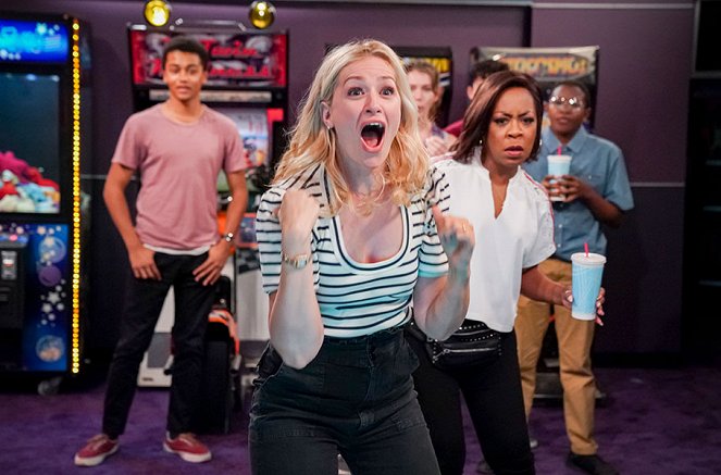 The Neighborhood - Season 2 - Die Bowling-Meisterschaft - Filmfotos - Beth Behrs, Tichina Arnold