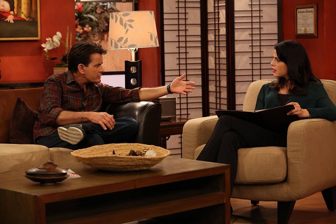 Anger Management - Season 2 - Charlie and the Ex-Patient - Photos - Charlie Sheen, Selma Blair