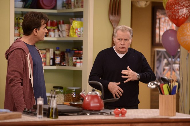 Anger Management - Season 2 - Charlie's Dad Starts to Lose It - Photos - Charlie Sheen, Martin Sheen