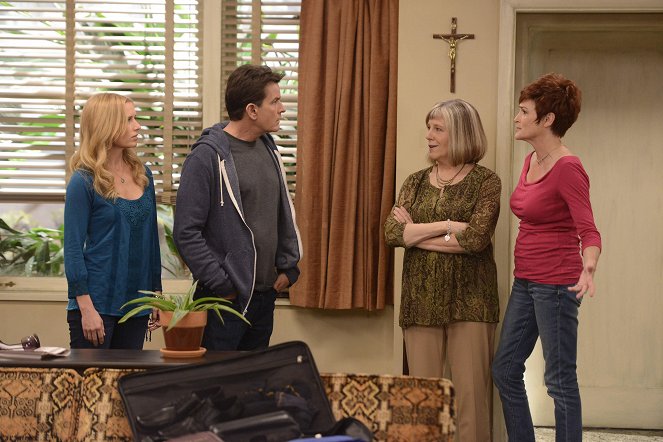 Anger Management - Season 2 - Charlie's Dad Starts to Lose It - Photos - Shawnee Smith, Charlie Sheen, Mimi Kennedy, Carolyn Hennesy