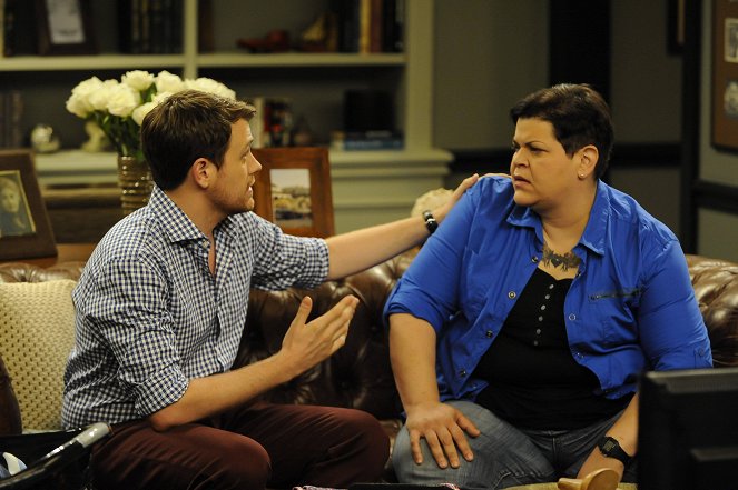 Anger Management - Charlie Loses it at a Baby Shower - Photos - Michael Arden