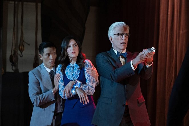 The Good Place - Employee of the Bearimy - Photos - Manny Jacinto, D'Arcy Carden, Ted Danson