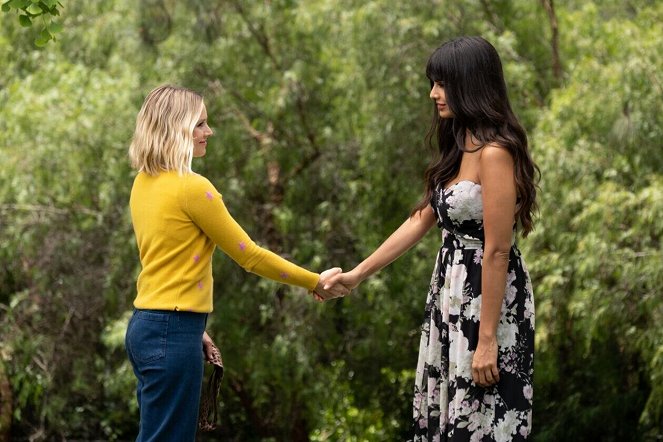 The Good Place - Employee of the Bearimy - Photos - Kristen Bell, Jameela Jamil