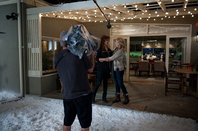 Up All Night - First Snow - Dreharbeiten - Maya Rudolph, Christina Applegate