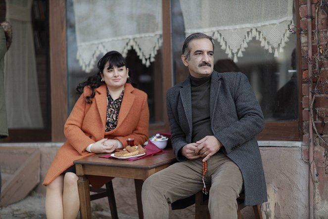 Tutunamayanlar - Season 1 - De la película - Dilek Çelebi, Uğur Serhan