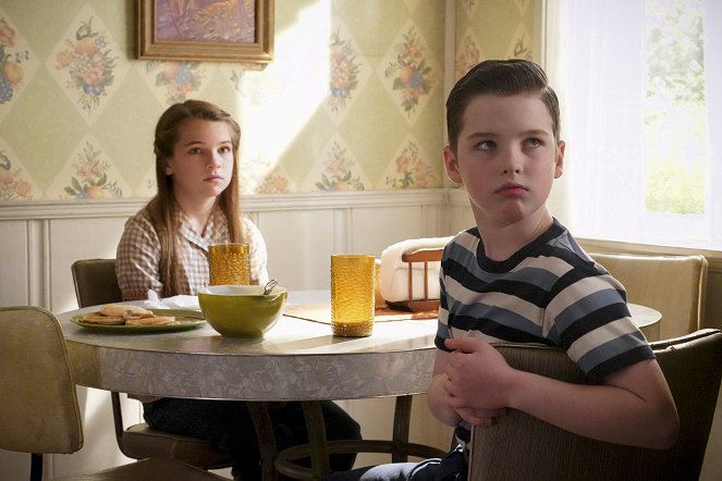 Young Sheldon - Contracts, Rules and a Little Bit of Pig Brains - Van film - Raegan Revord, Iain Armitage