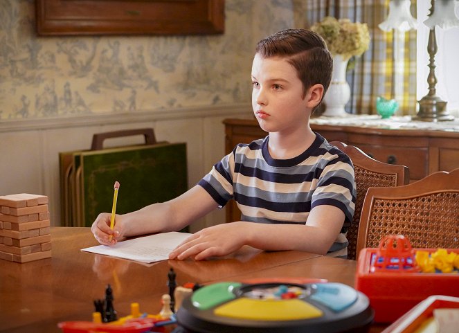 Młody Sheldon - Kontrakty, zasady i świńskie móżdżki - Z filmu - Iain Armitage