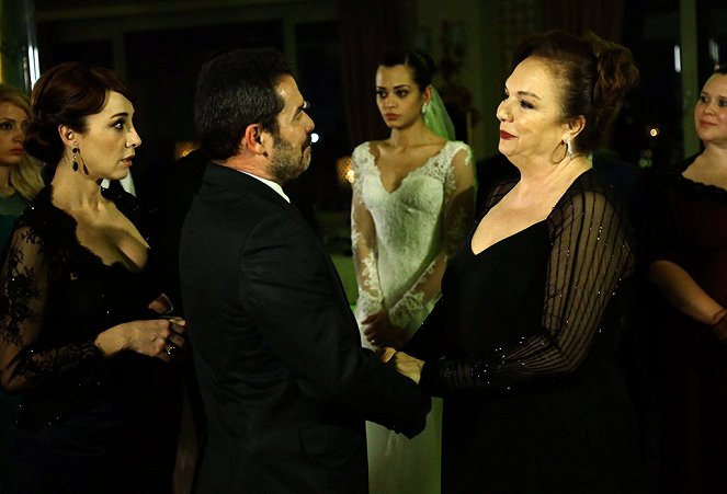 Çifte Saadet - Episode 6 - Kuvat elokuvasta - Dolunay Soysert, Bedia Ener