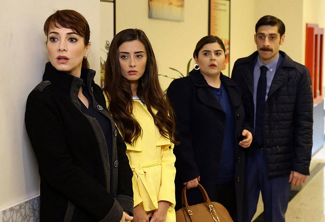 Çifte Saadet - Episode 8 - Kuvat elokuvasta - Dolunay Soysert, Dila Danışman, Bora Akkaş