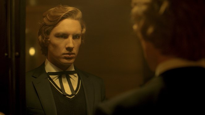 American Horror Story - Could It be... Satan? - Photos - Cody Fern