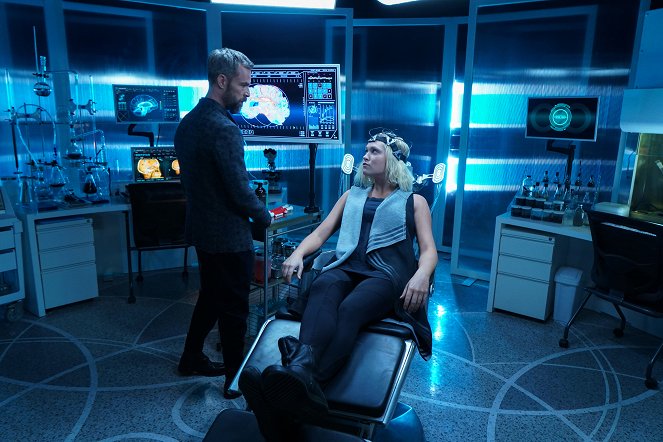 The 100 - The Old Man and the Anomaly - Van film - JR Bourne, Eliza Taylor