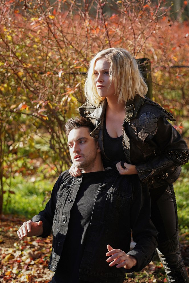 The 100 - The Old Man and the Anomaly - Photos - Richard Harmon, Eliza Taylor