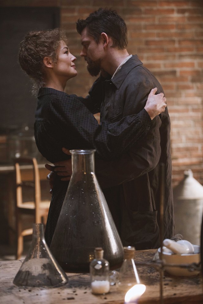 Madame Curie - De la película - Rosamund Pike, Sam Riley