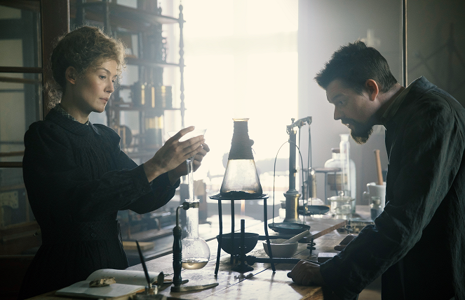 Marie Curie - Elemente des Lebens - Filmfotos - Rosamund Pike, Sam Riley