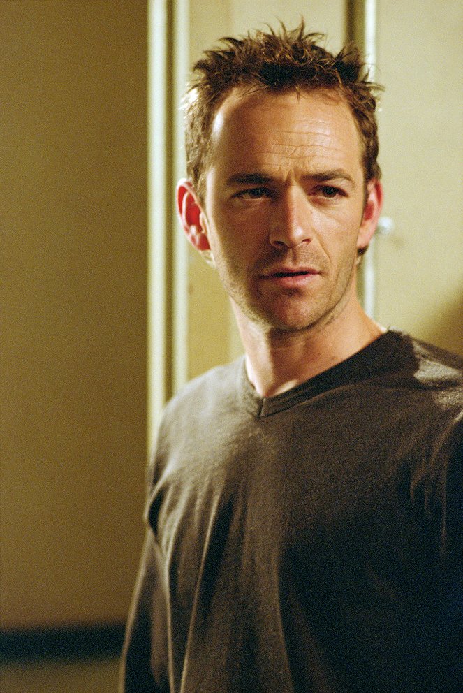 Jeremiah - Season 2 - The Face in the Mirror - Photos - Luke Perry