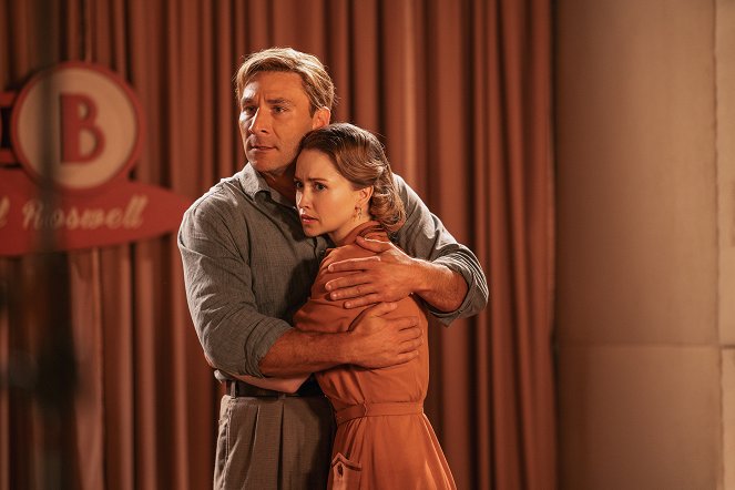 Project Blue Book - Season 2 - The Roswell Incident - Part II - Filmfotos - Zach McGowan, Emily Tennant