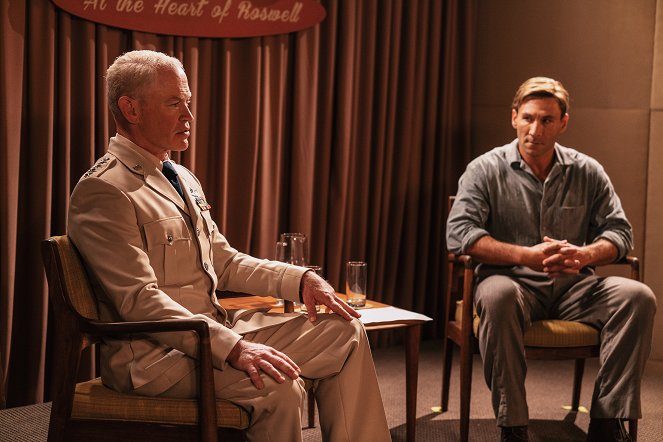 Project Blue Book - The Roswell Incident - Part II - Filmfotos - Neal McDonough, Zach McGowan