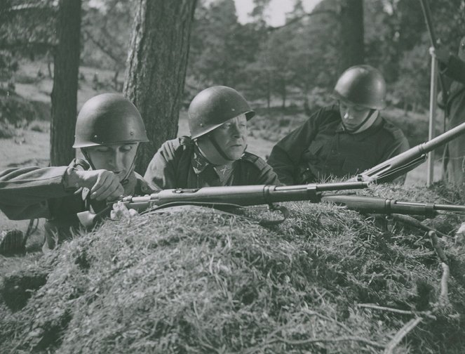 En vår i vapen - Filmfotos - Thore Thorén, Harry Persson