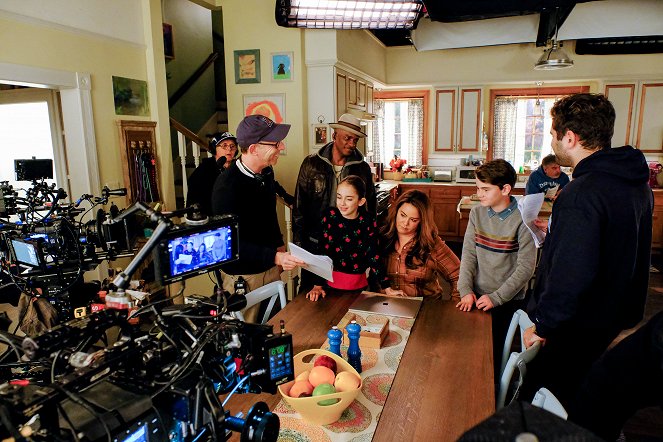 American Housewife - Le Grand Défi des biscuits - Tournage - Rick Wiener, Julia Butters, Katy Mixon, Evan O'Toole