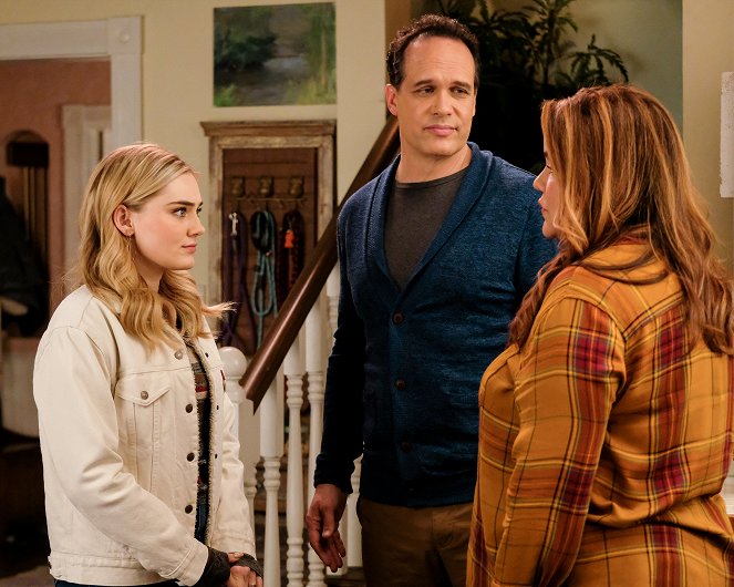 American Housewife - The Great Cookie Challenge - Photos - Meg Donnelly, Diedrich Bader