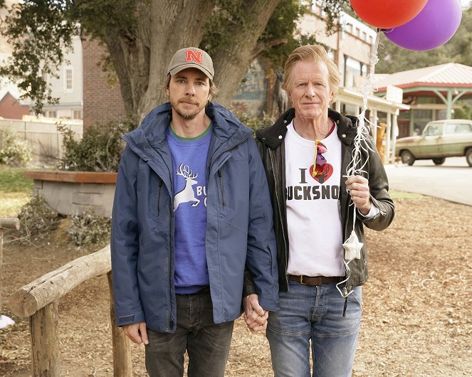 Bless This Mess - The Letter of the Law - Van de set - Dax Shepard, Ed Begley Jr.