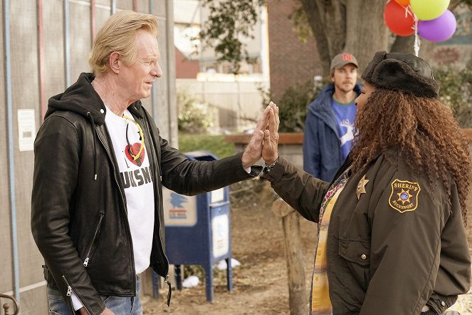Bless This Mess - The Letter of the Law - Photos - Ed Begley Jr., Pam Grier