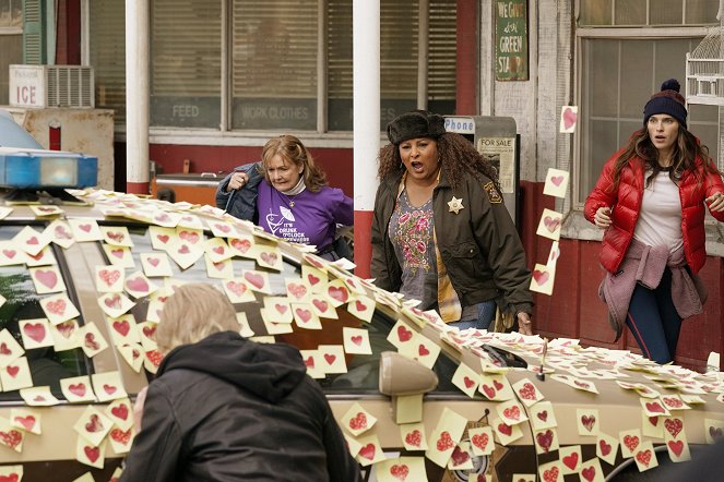 Bless This Mess - Season 2 - The Letter of the Law - Photos - Nancy Lenehan, Pam Grier, Lake Bell
