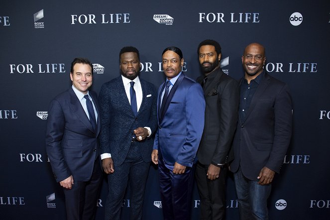 For Life - De eventos - Talent and executive producers from ABC’s new drama “For Life” celebrated their premiere in New York with a red carpet, screening and panel discussion moderated by Van Jones