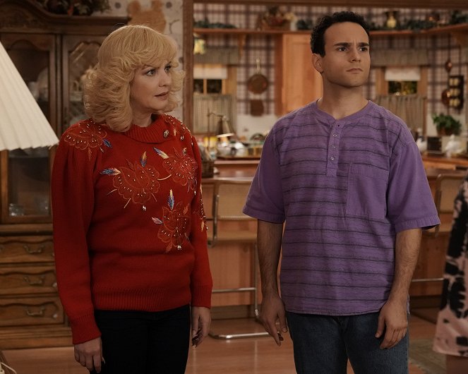 The Goldbergs - Game Night - Photos - Wendi McLendon-Covey, Troy Gentile