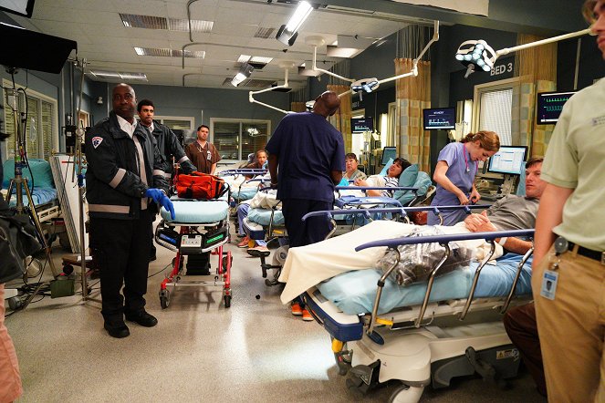 Grey's Anatomy - Season 16 - Help Me Through the Night - Van de set