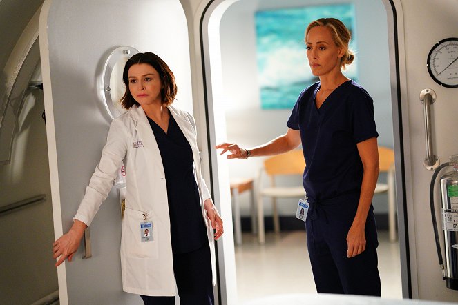 Grey's Anatomy - Help Me Through the Night - Photos - Caterina Scorsone, Kim Raver