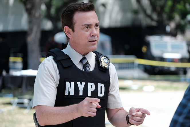 Brooklyn Nine-Nine - Season 7 - Manhunter - Kuvat elokuvasta - Joe Lo Truglio
