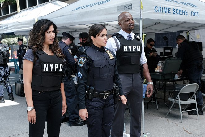 Brooklyn Nine-Nine - Season 7 - El perseguidor - De la película - Melissa Fumero, Terry Crews