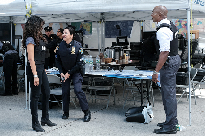 Brooklyn Nine-Nine - Season 7 - Manhunter - Photos - Melissa Fumero, Terry Crews