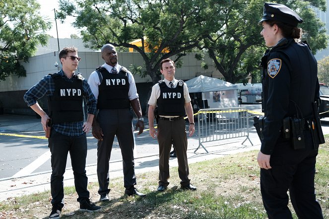 Brooklyn Nine-Nine - Season 7 - El perseguidor - De la película - Andy Samberg, Terry Crews, Joe Lo Truglio
