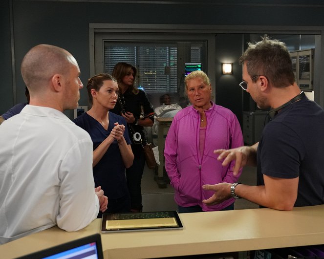 Grey's Anatomy - Season 16 - A Hard Pill to Swallow - Van de set - Ellen Pompeo