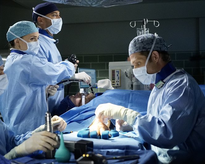 Chirurdzy - Gorzka pigułka - Z filmu - Camilla Luddington, Jesse Williams, Chris Carmack