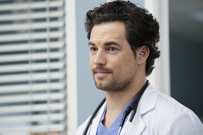 Grey's Anatomy - Season 16 - A Hard Pill to Swallow - Photos - Giacomo Gianniotti