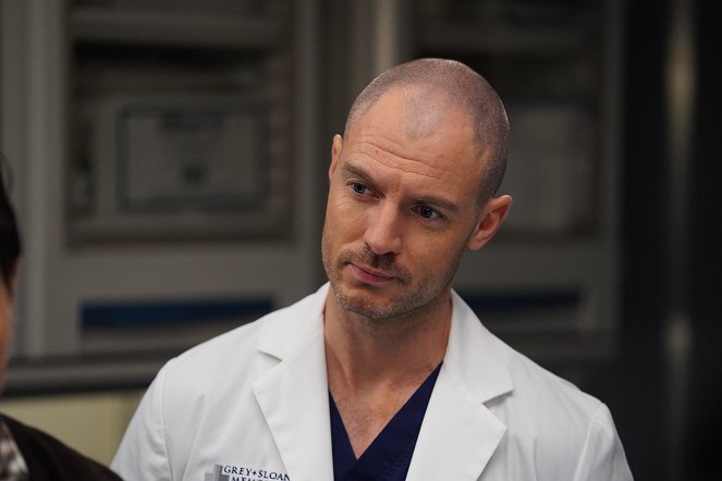 Grey's Anatomy - Season 16 - A Hard Pill to Swallow - Photos - Richard Flood