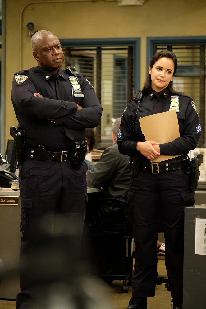 Brooklyn Nine-Nine - Season 7 - Capitana Kim - De la película - Andre Braugher, Melissa Fumero