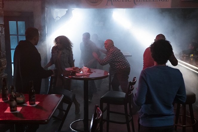 V ohni - Season 3 - Známý bar - Z filmu - Miguel Sandoval