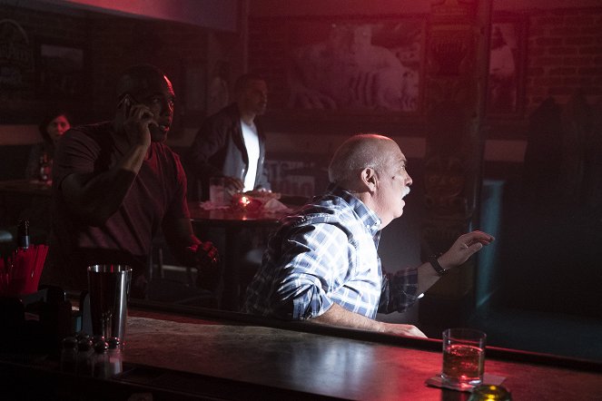 Estación 19 - Season 3 - I Know This Bar - De la película - Jason George, Miguel Sandoval