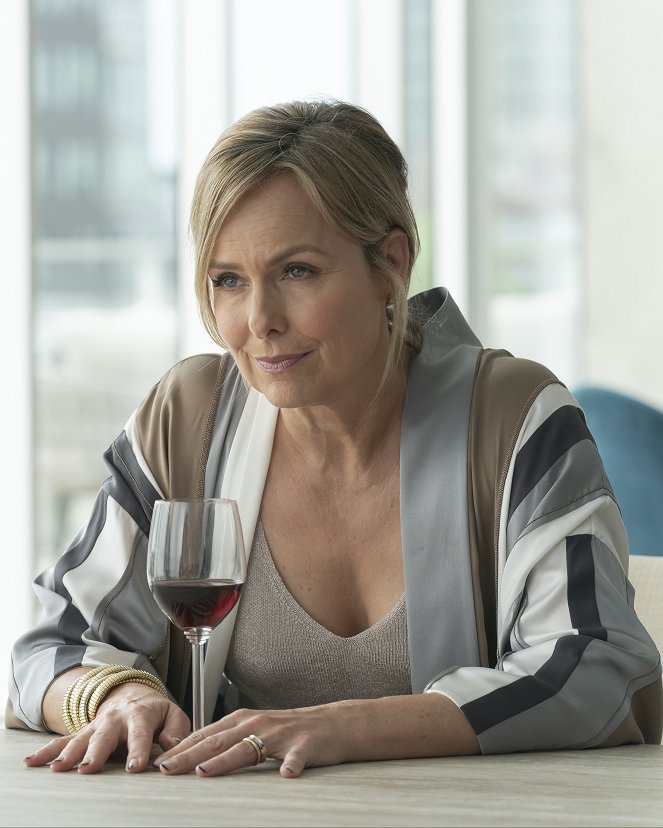 The Bold Type - Legends of the Fall Issue - Van film - Melora Hardin