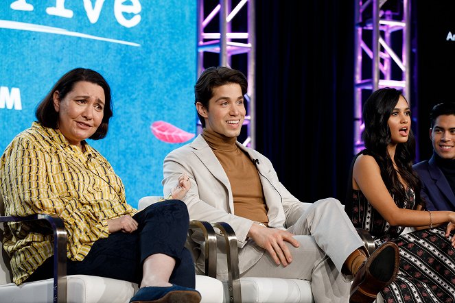 Party of Five - Veranstaltungen - “Party of Five” Session – The cast and executive producers of Freeforms “Party of Five” addressed the press at the 2020 TCA Winter Press Tour, at The Langham Huntington, in Pasadena, California - Amy Lippman, Brandon Larracuente, Emily Tosta, Niko Guardado