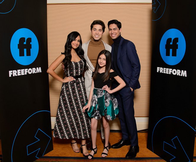Správná pětka - Z akcií - “Party of Five” Session – The cast and executive producers of Freeforms “Party of Five” addressed the press at the 2020 TCA Winter Press Tour, at The Langham Huntington, in Pasadena, California - Emily Tosta, Brandon Larracuente, Elle Paris Legaspi, Niko Guardado