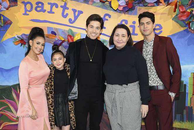 Party of Five - Événements - The cast of “Party of Five” celebrated the premiere in New York City. - Emily Tosta, Elle Paris Legaspi, Brandon Larracuente, Amy Lippman, Niko Guardado