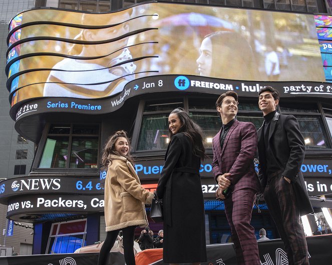 Party of Five - Événements - The cast of Freeform’s “Party of Five” in Times Square - Elle Paris Legaspi, Emily Tosta, Brandon Larracuente, Niko Guardado