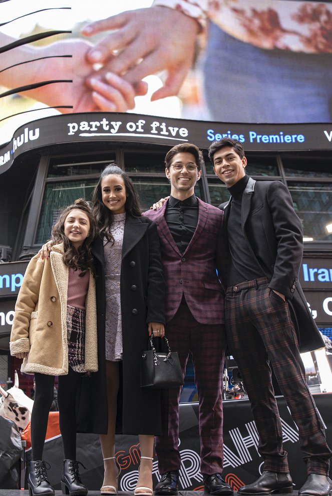 Správná pětka - Z akcií - The cast of Freeform’s “Party of Five” in Times Square - Elle Paris Legaspi, Emily Tosta, Niko Guardado, Brandon Larracuente