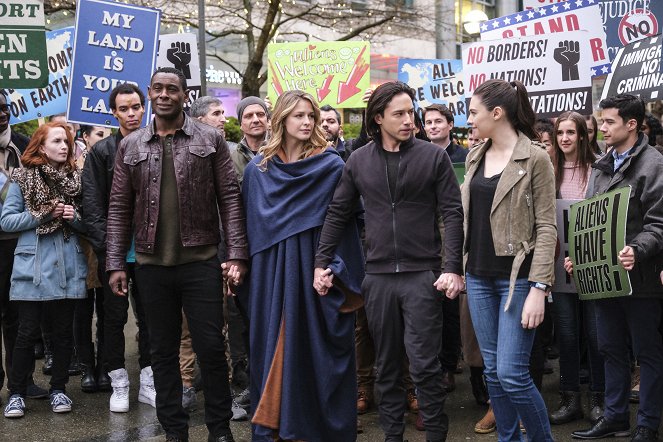 Supergirl - Stand and Deliver - Photos